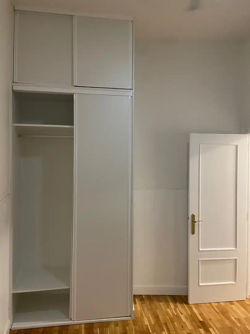 Dormitori de Apartament de lloguer en Madrid amb Calefacció, Moblat i Forn
