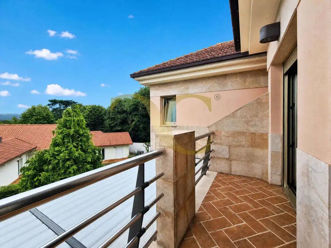 Terrassa de Casa o xalet en venda en Gijón  amb Calefacció, Jardí privat i Terrassa