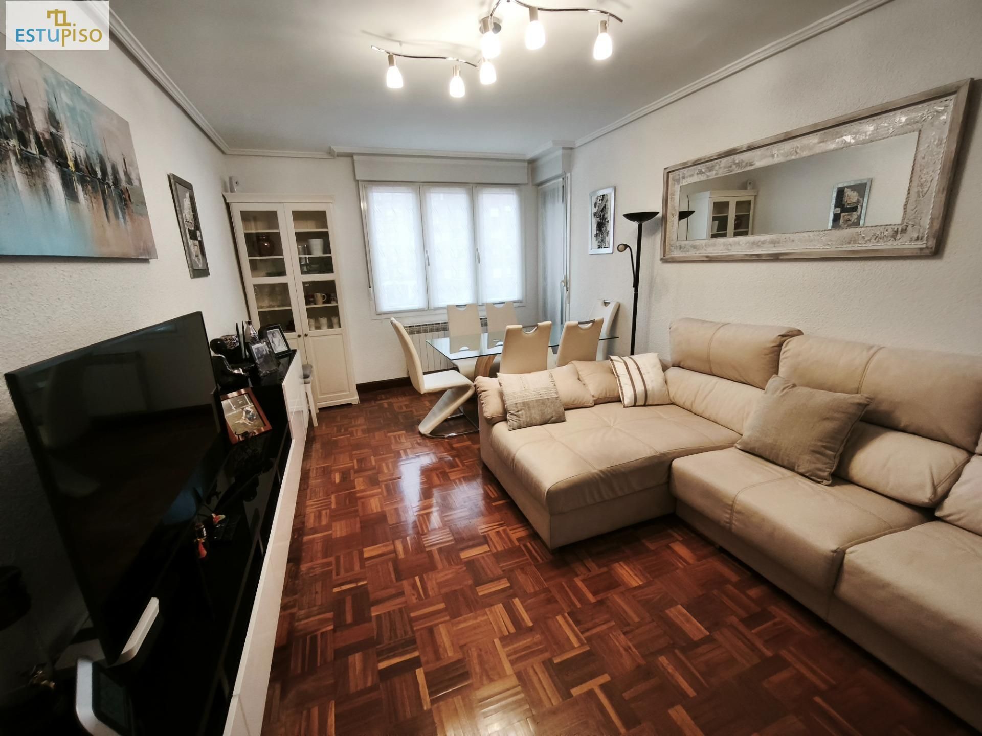 Sala de estar de Piso en venta en Vitoria - Gasteiz con Calefacción, Parquet y Terraza