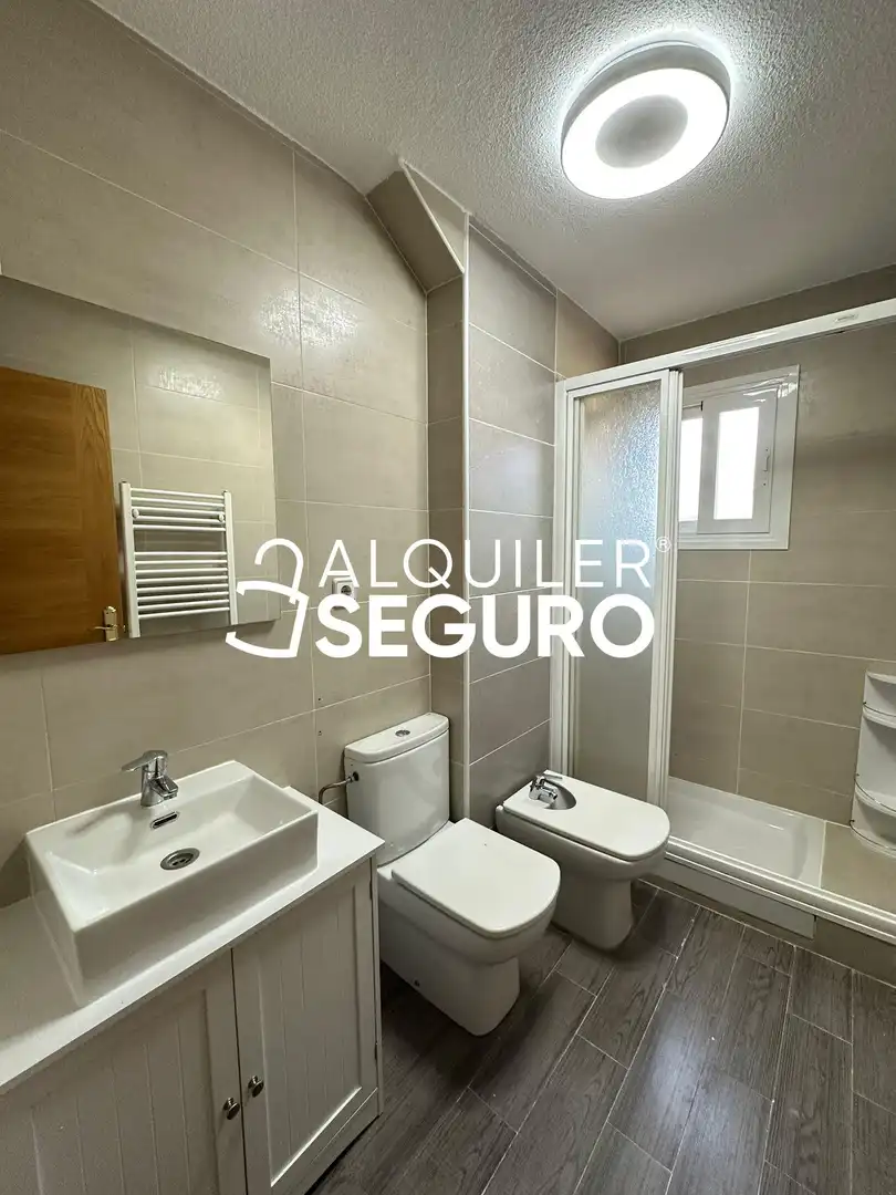 Bathroom of Flat for rent in Madrid  with Heating, Terrace and Furnished