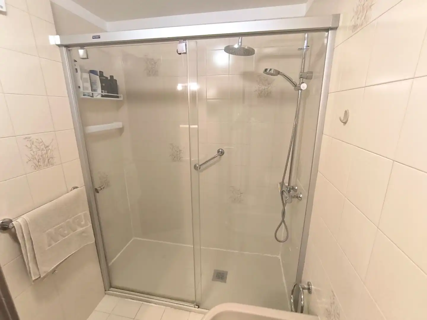 Badezimmer von Wohnung zum Verkauf in Oleiros mit Heizung, Parkett und Abstellraum