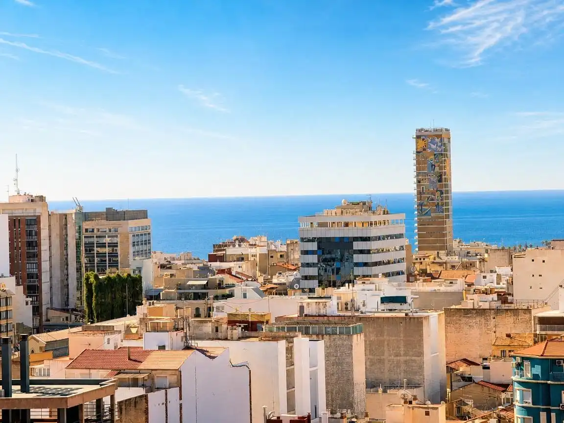Außenansicht von Dachboden zur Miete in Alicante / Alacant mit Terrasse, Abstellraum und Möbliert