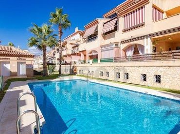 Flat with pool for sale in Caleta de Vélez