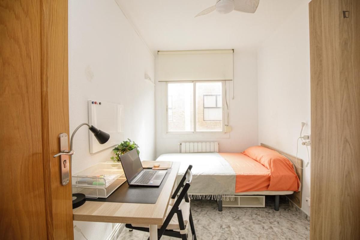 Dormitori de Apartament per a compartir en Badalona amb Moblat, Forn i Internet