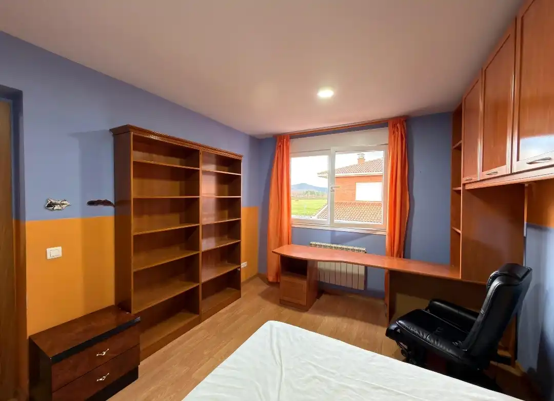 Dormitori de Casa o xalet en venda en Ponferrada amb Calefacció, Jardí privat i Moblat