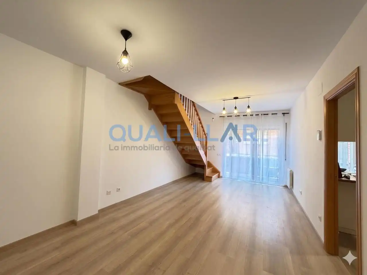 Sala de estar de Piso en venta en Cornellà de Llobregat con Aire acondicionado, Calefacción y Parquet