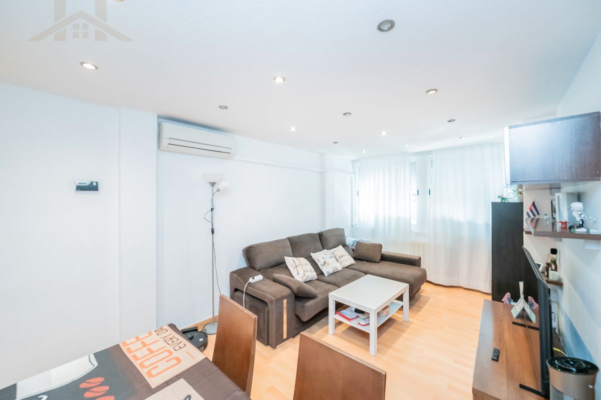 Living room of Flat for sale in Pozuelo de Alarcón  with Air Conditioner, Heating and Furnished