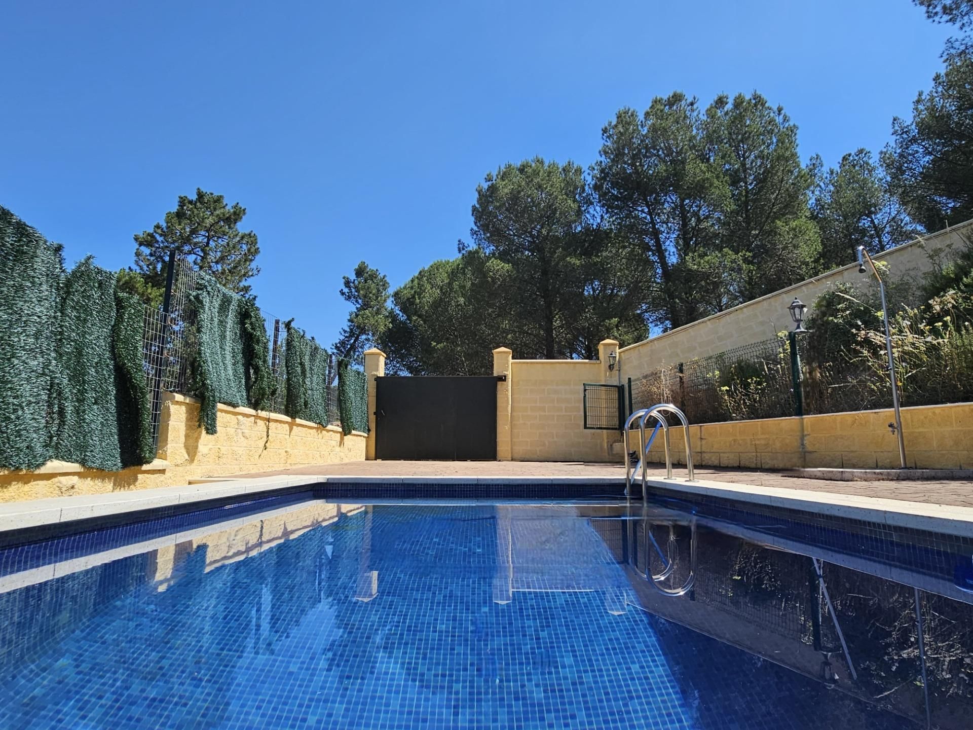 Swimming pool of Single-family semi-detached for sale in  Córdoba Capital  with Air Conditioner, Heating and Private garden
