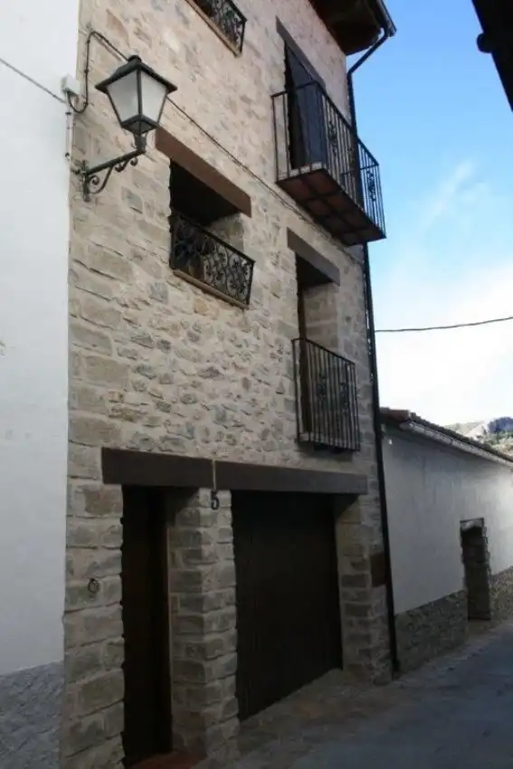 Außenansicht von Einfamilien-Reihenhaus zum Verkauf in Morella mit Terrasse, Abstellraum und Möbliert
