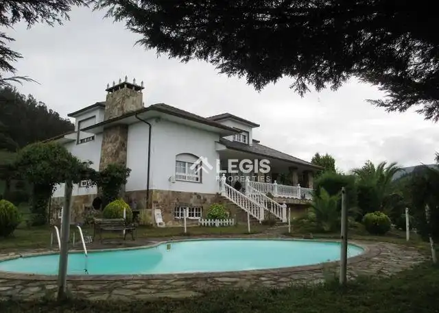 Vista exterior de Casa o xalet en venda en Valdés - Luarca amb Calefacció, Jardí privat i Terrassa