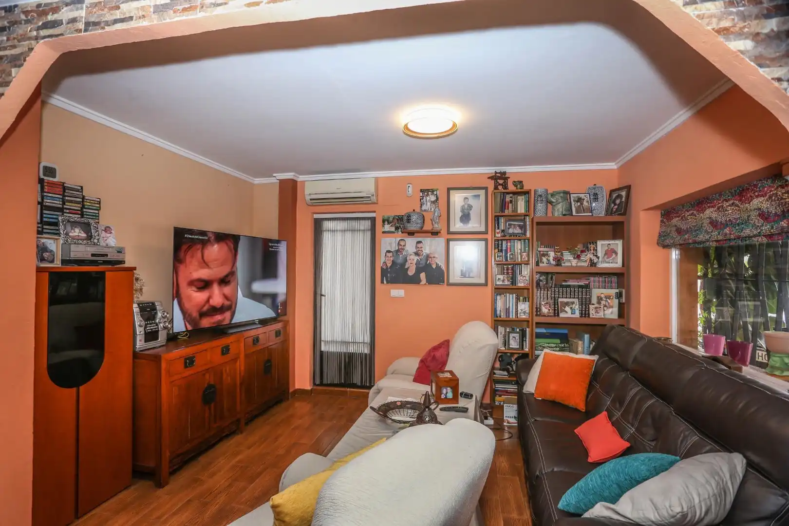 Sala d'estar de Casa o xalet en venda en Elda amb Aire condicionat, Calefacció i Jardí privat