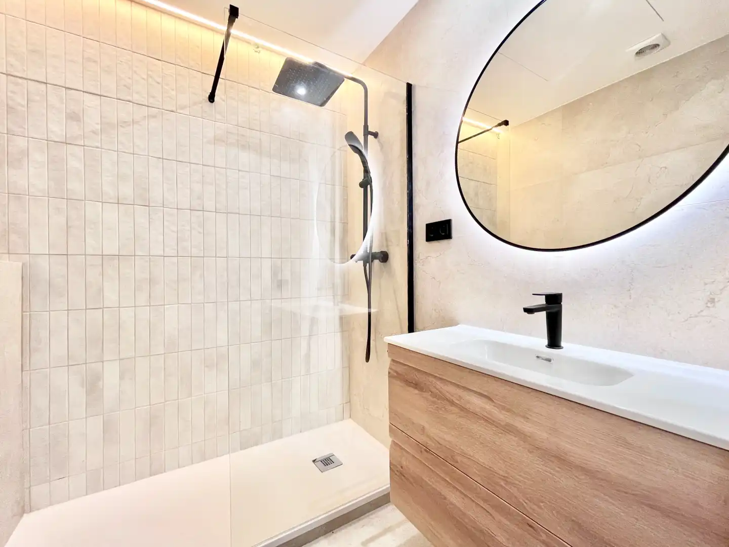Badezimmer von Wohnung zum Verkauf in Barcelona mit Klimaanlage, Heizung und Parkett