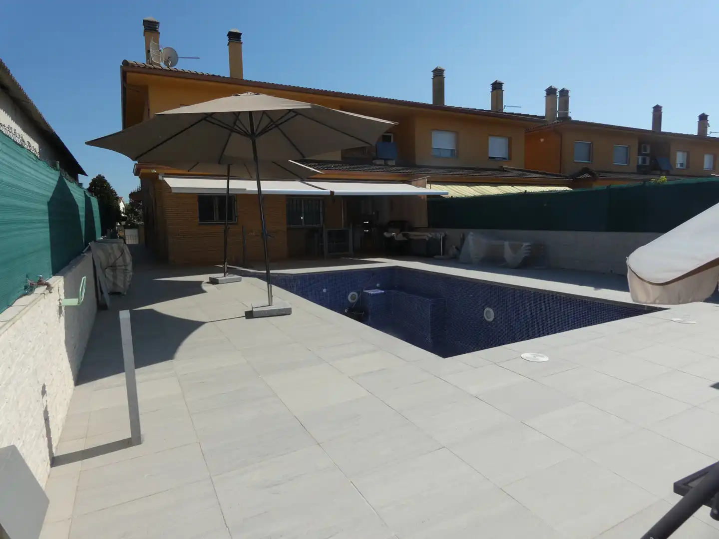 Piscina de Casa adosada en venda en Porqueres amb Aire condicionat, Calefacció i Jardí privat