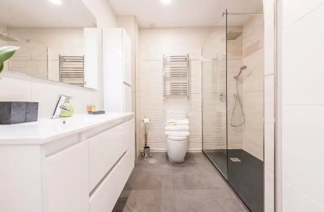 Baño de Piso de alquiler en Oviedo  con Aire acondicionado, Amueblado y Se aceptan mascotas