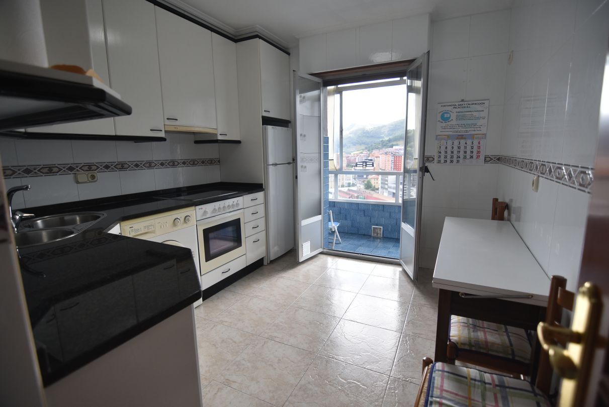 Cuina de Pis en venda en Eibar amb Traster, Moblat i Balcó