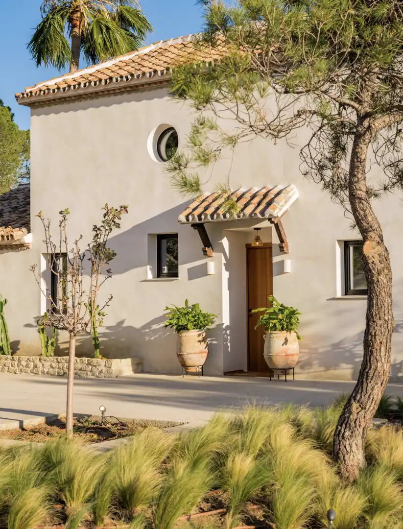 Vista exterior de Casa o xalet en venda en Estepona amb Aire condicionat, Calefacció i Jardí privat