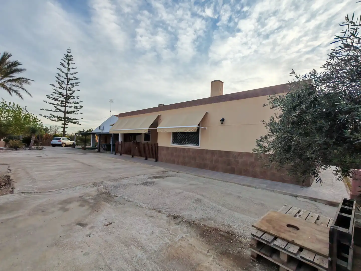 Außenansicht von Einfamilien-Reihenhaus zum Verkauf in Elche / Elx mit Klimaanlage, Privatgarten und Terrasse