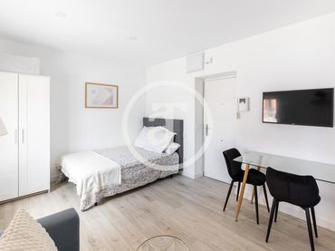 Studio with lift to rent in Calle Clara del Rey