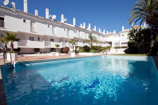 Vista exterior de Casa o chalet de alquiler en Marbella con Terraza, Amueblado y Piscina comunitaria