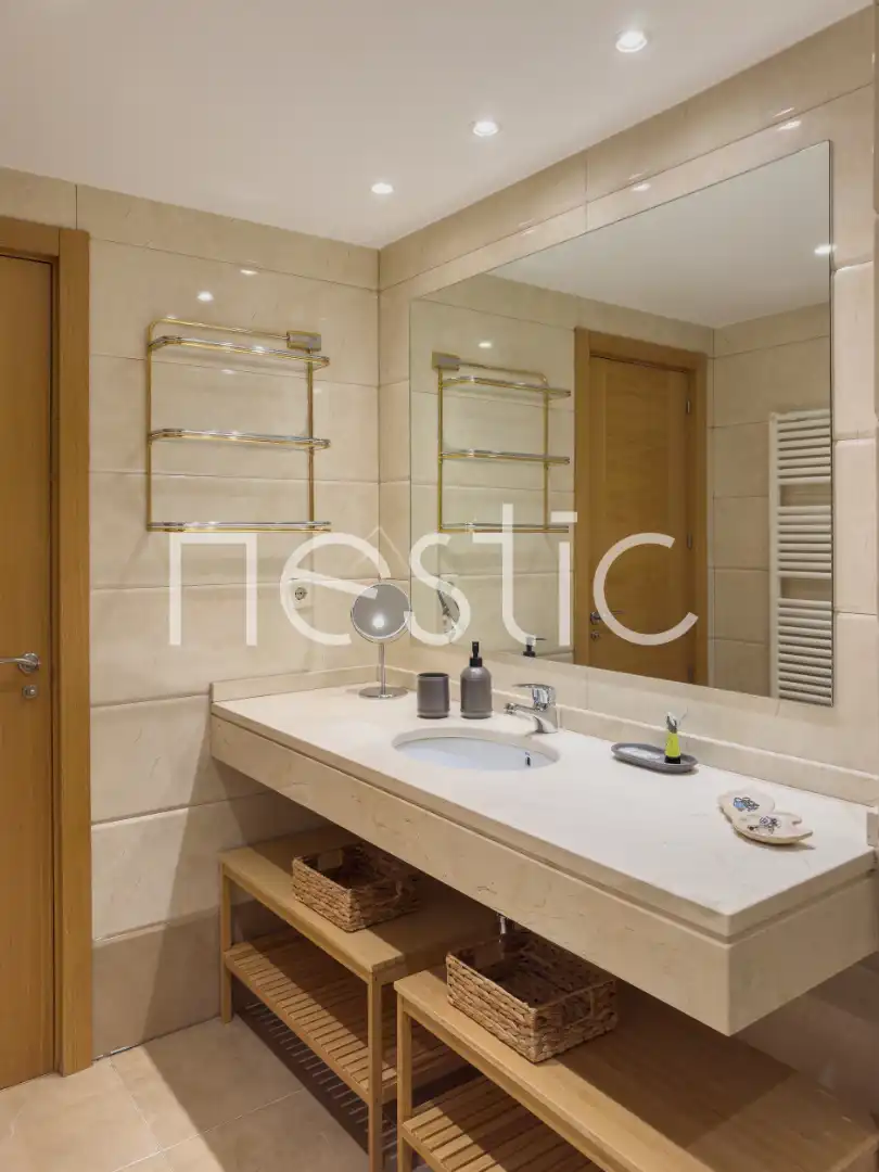 Bany de Apartament de lloguer en Madrid amb Aire condicionat, Calefacció i Moblat