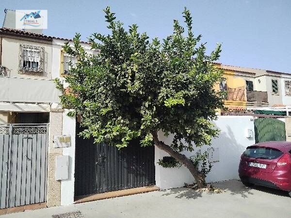 Vista exterior de Casa adosada en venta en Jerez de la Frontera con Terraza, Balcón y Piscina comunitaria
