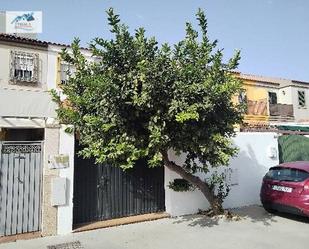 Vista exterior de Casa adosada en venda en Jerez de la Frontera amb Terrassa, Balcó i Piscina comunitària