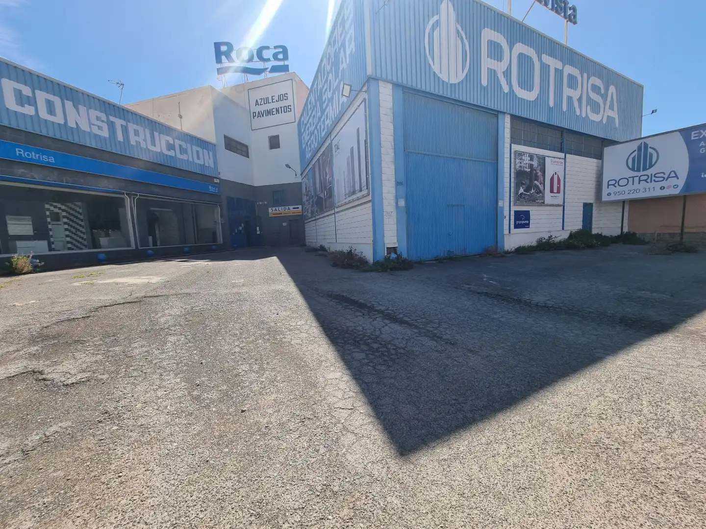 Vista exterior de Nau industrial en venda en Almería amb Calefacció i Alarma