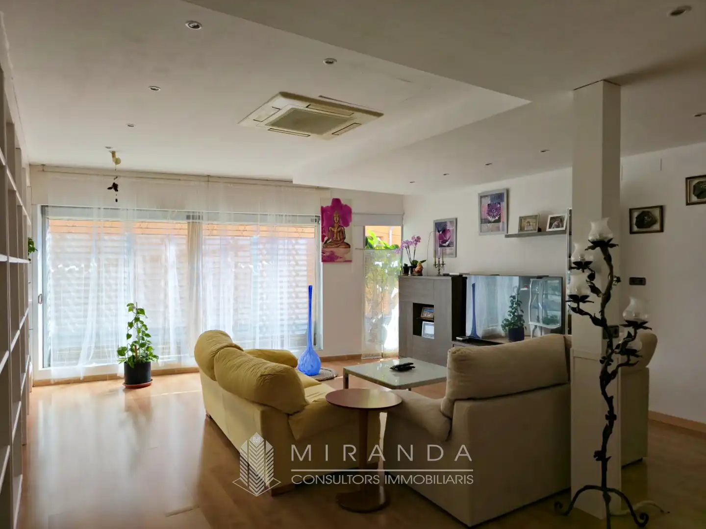Sala de estar de Casa adosada de alquiler con opción a compra en Breda con Aire acondicionado, Calefacción y Parquet