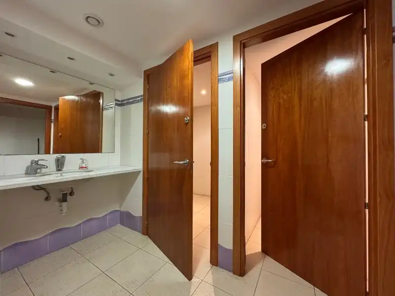 Bathroom of Office for rent in La Bisbal d'Empordà  with Air Conditioner, Heating and Terrace