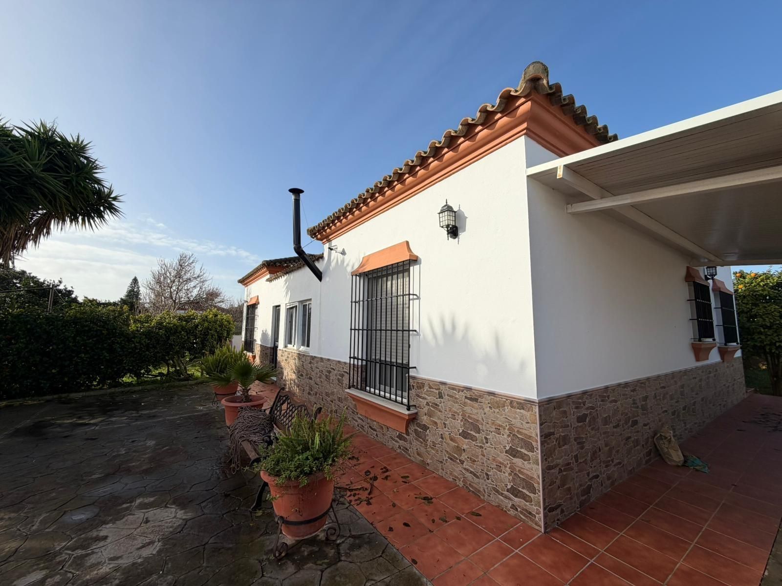 Vista exterior de Casa o xalet en venda en Chiclana de la Frontera amb Jardí privat, Terrassa i Traster