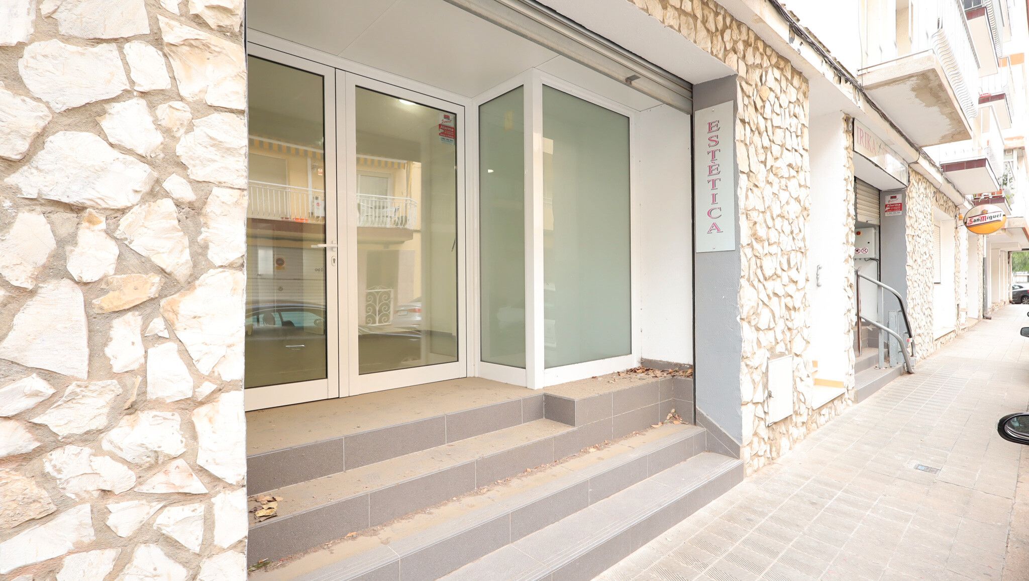 Premises for sale in Roses  with Air Conditioner and Heating