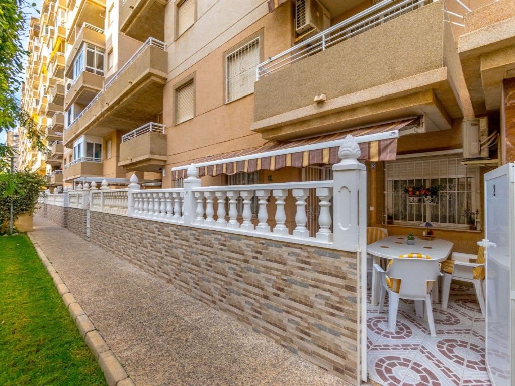 Vista exterior de Apartament en venda en Torrevieja amb Aire condicionat, Terrassa i Moblat