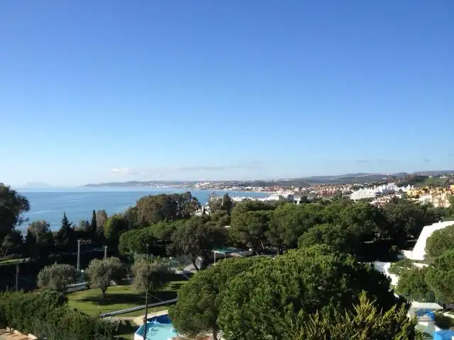 Vista exterior de Casa adosada de alquiler en Estepona con Jardín privado, Terraza y Amueblado