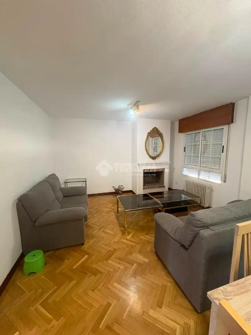Sala d'estar de Casa adosada en venda en Valladolid amb Calefacció i Parquet