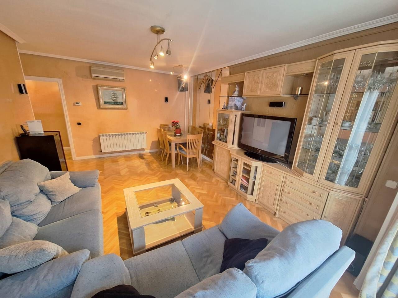 Living room of Flat for sale in Fuenlabrada  with Air Conditioner, Heating and Parquet flooring