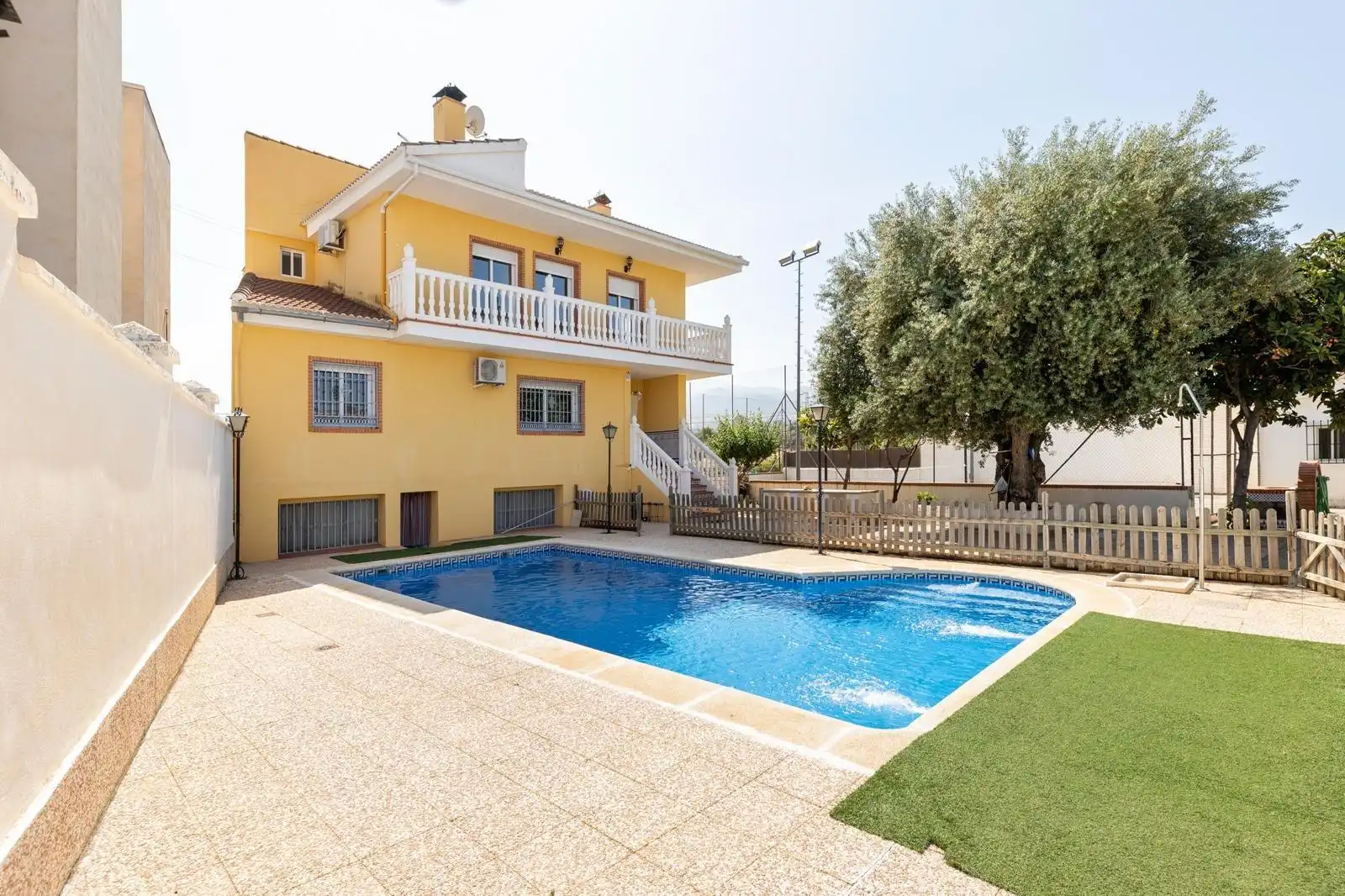 Chalet con piscina en venta en Calle Camacha 10, imagen 2