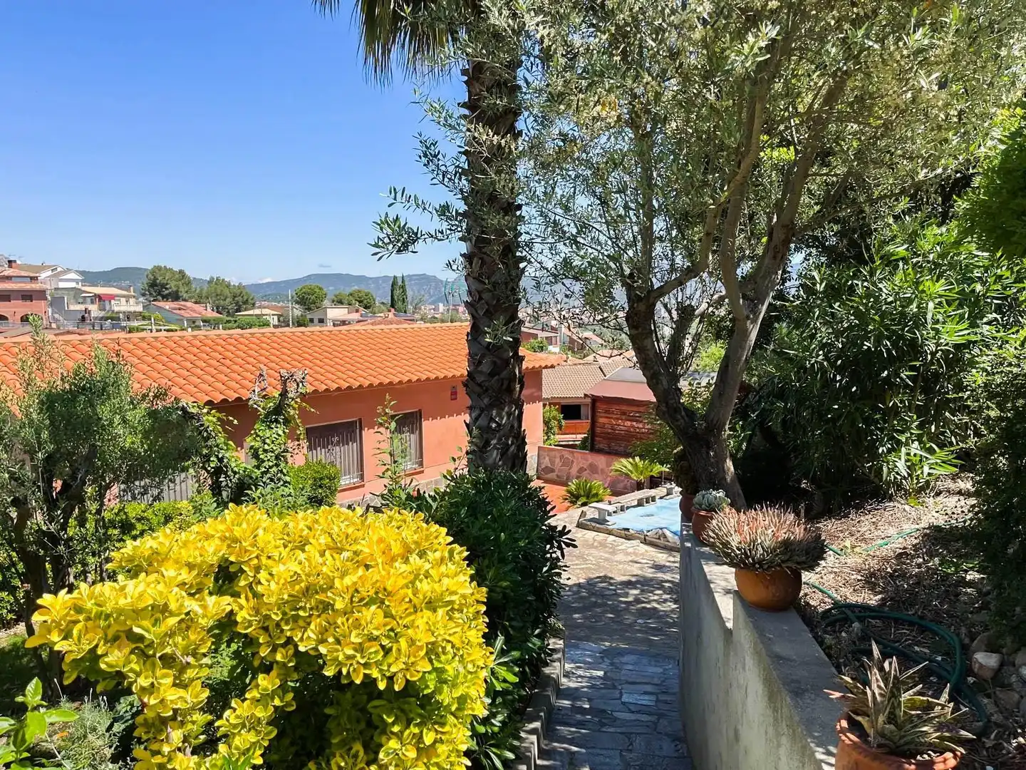 Vista exterior de Casa o xalet en venda en Esparreguera amb Calefacció, Jardí privat i Terrassa