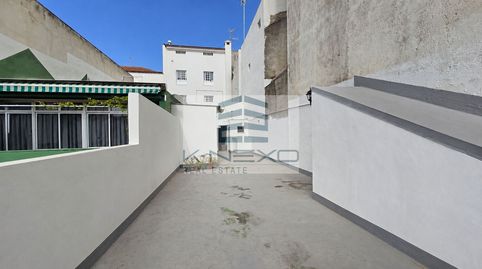 La casa está ubicada en pleno centro de Puerto de la Cruz, en una zona privilegiada por su cercanía a comercios, servicios, transp