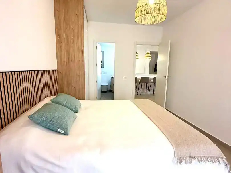 Habitación de Piso de alquiler en Marbella con Aire acondicionado, Jardín privado y Piscina