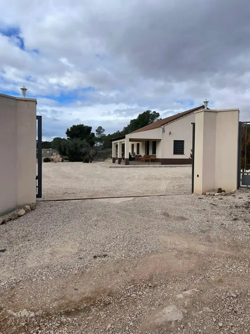 Vista exterior de Casa o xalet en venda en Jumilla amb Terrassa