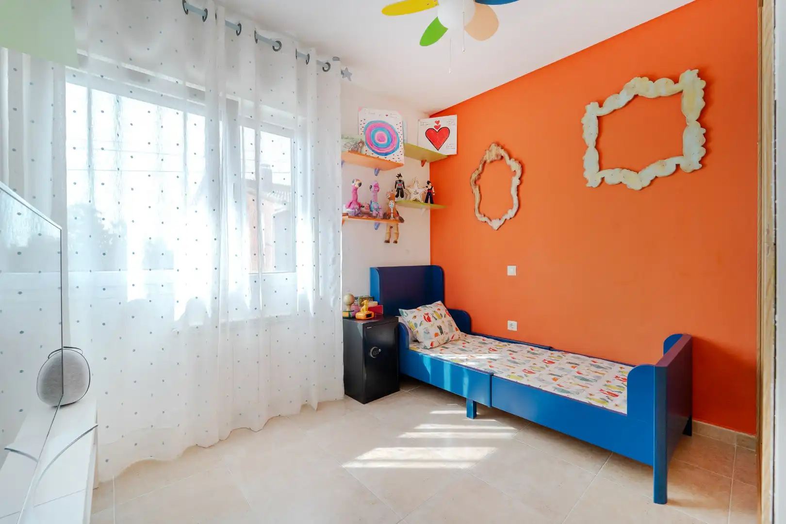 Habitación de Casa adosada en venta en Casarrubios del Monte con Aire acondicionado, Calefacción y Jardín privado