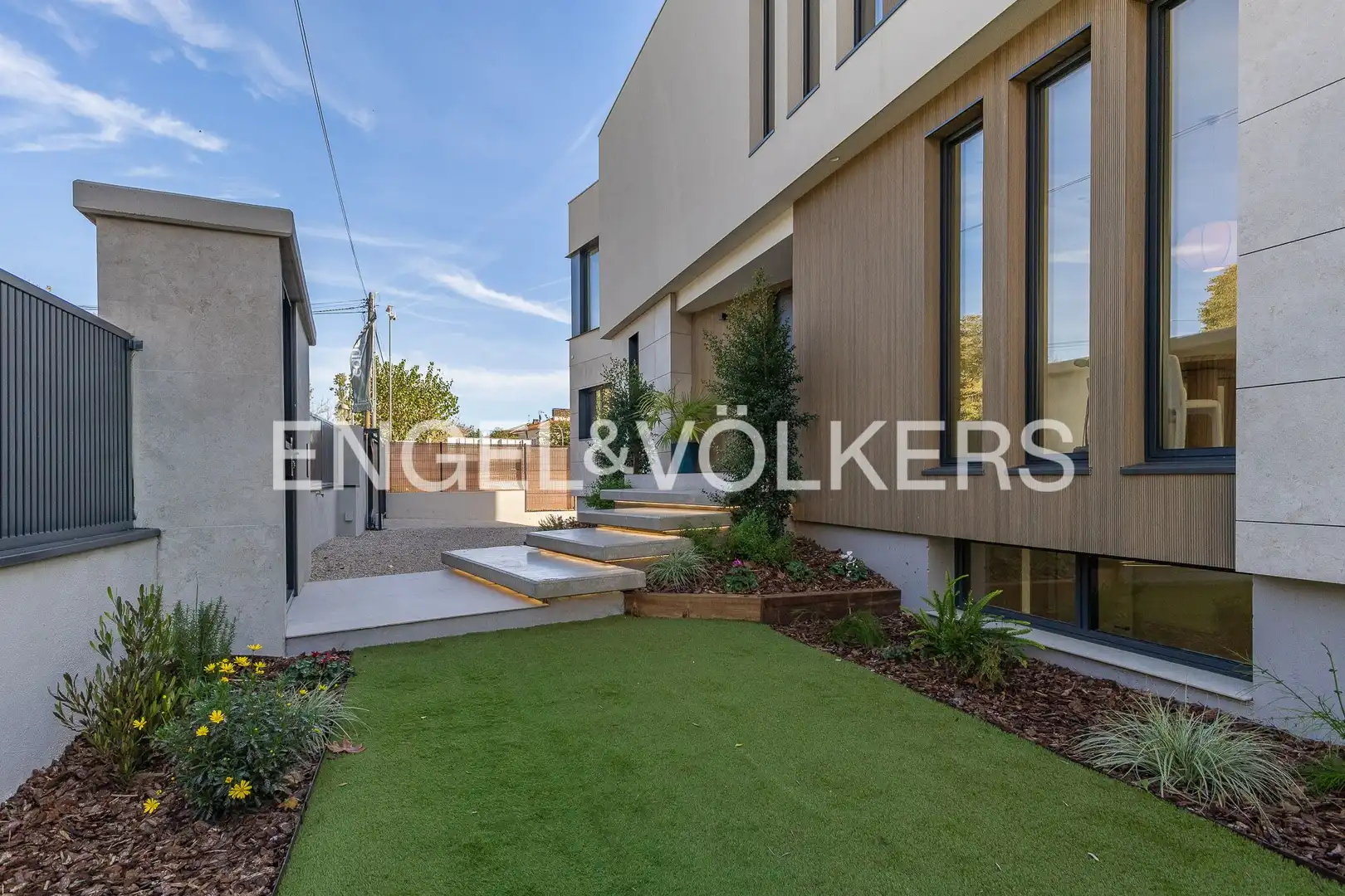 Exterior view of Houses for sale in Sant Cugat del Vallès  with Air Conditioner, Heating and Private garden