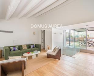 Sala d'estar de Àtic de lloguer en  Madrid Capital amb Aire condicionat, Terrassa i Piscina