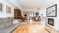 Sala d'estar de Casa adosada en venda en Las Rozas de Madrid amb Calefacció, Jardí privat i Piscina comunitària