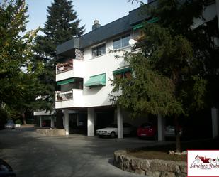 Vista exterior de Pis de lloguer en Torrelodones amb Calefacció, Jardí privat i Parquet