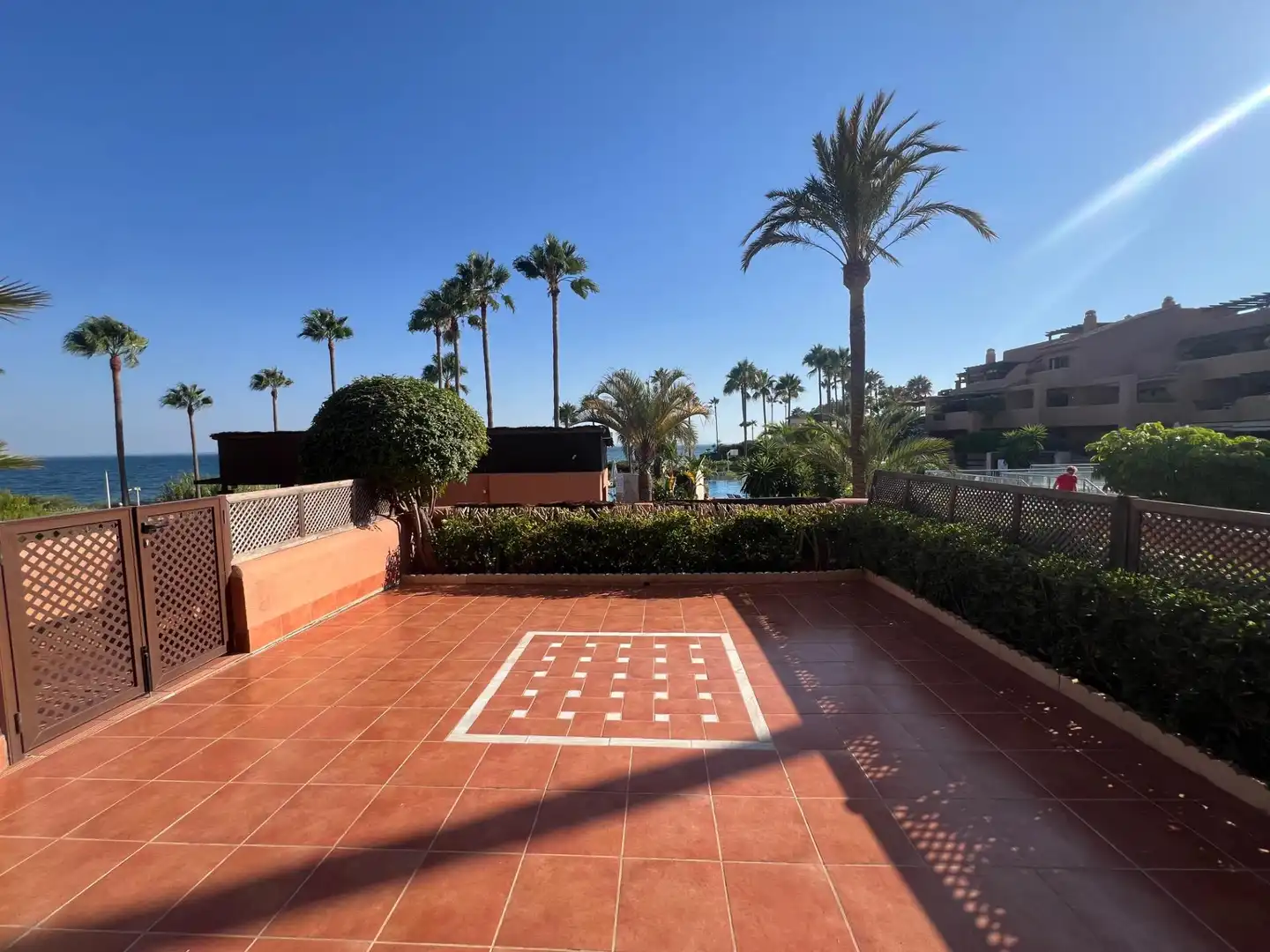 Terrasse von Wohnung zum Verkauf in Estepona mit Klimaanlage, Privatgarten und Terrasse