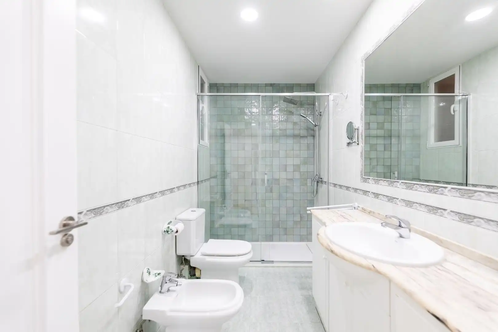 Baño de Ático de alquiler en Madrid con Aire acondicionado, Calefacción y Parquet