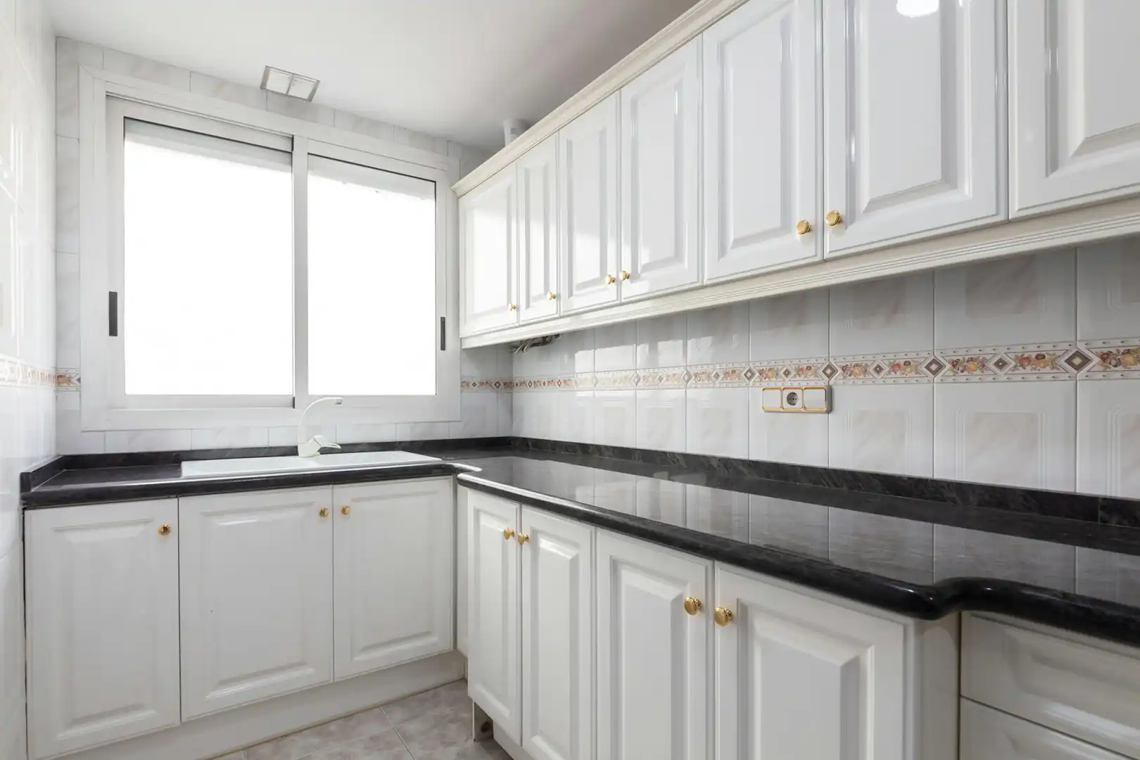 Kitchen of Flat for share in Valencia  with Heating and Washing machine