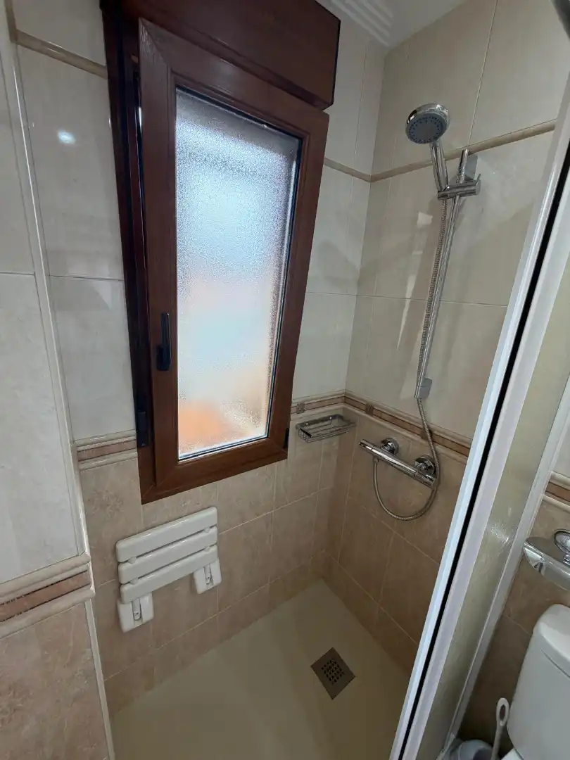 Bany de Pis en venda en Gijón  amb Parquet, Terrassa i Moblat