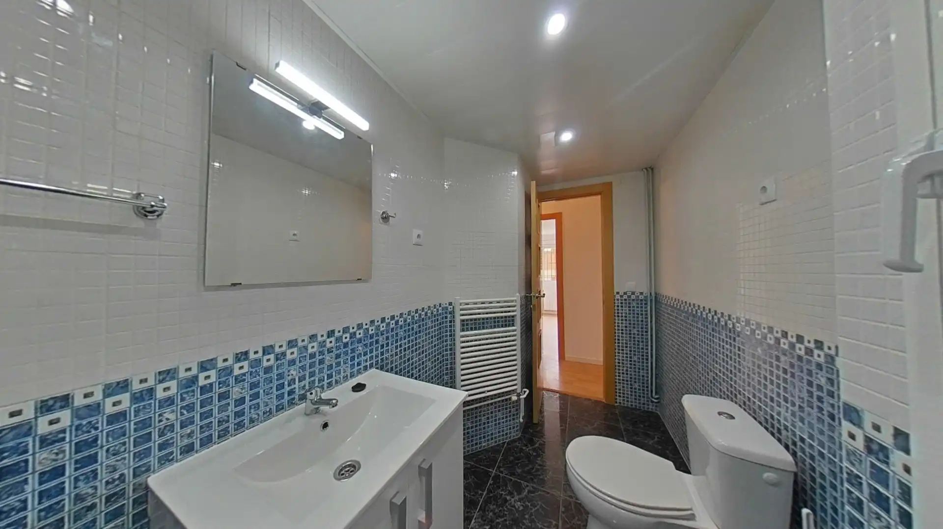 Bathroom of Flat for sale in L'Hospitalet de Llobregat  with Air Conditioner and Heating